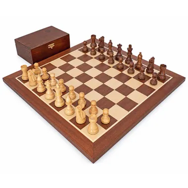 Compleet French Knight schaakspel met mahoniehouten bord en berkenhouten kist