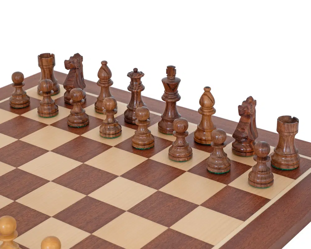 Ensemble French Knight Echiquier en Bois d'Acajou et Erable, Jeu d'Echecs en Bois de Rose Doré et Buis & Coffret de Rangement en Bois de Bouleau