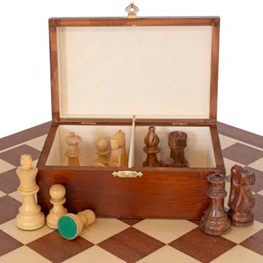 Ensemble French Knight Echiquier en Bois d'Acajou et Erable, Jeu d'Echecs en Bois de Rose Doré et Buis & Coffret de Rangement en Bois de Bouleau