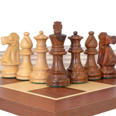 Ensemble French Knight Echiquier en Bois d'Acajou et Erable, Jeu d'Echecs en Bois de Rose Doré et Buis & Coffret de Rangement en Bois de Bouleau