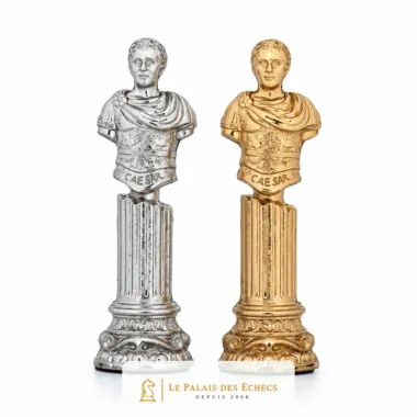 Zilveren en gouden koningen op gebeeldhouwde Romeinse zuilen