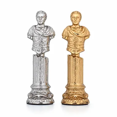 Zilveren en gouden koningen op gebeeldhouwde Romeinse zuilen