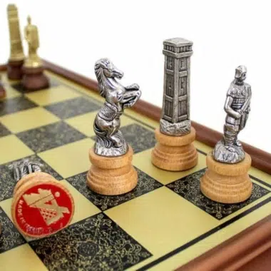 Alternative view of Set Romeinen vs Barbaren II Schaakbord op Voet van Massief Hout met Messingeffect & Schaakspel in Metaal en Massief Hout