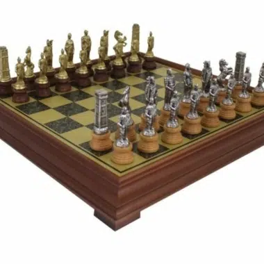 Set Romeinen vs Barbaren II Schaakbord op Voet van Massief Hout met Messingeffect & Schaakspel in Metaal en Massief Hout