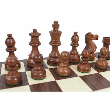 Classic VII stukken in goudkleurig hout: koning, dame, loper en pionnen op het bord