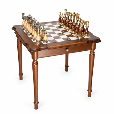 Speeltafel van hout met albasten schaakbord en stukken van massief messing