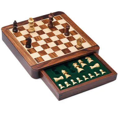 Magnetisch reisschaakspel van hout met geopende lade en opgeborgen stukken