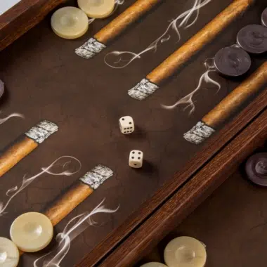 Backgammon Design Cigare Robusto, close-up van stukken en dobbelstenen op het bord