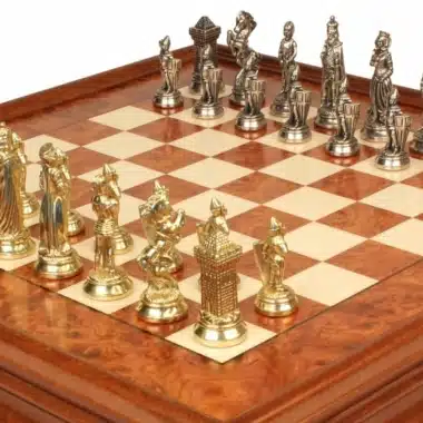 Alternative view of Set Mary Stuart IX Schaakbord op Voet van Heidehout en Iepenhout met Metalen Schaakspel