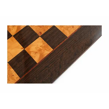 Schaakbord van gelakt gevlamd hout, close-up van hoek en rand
