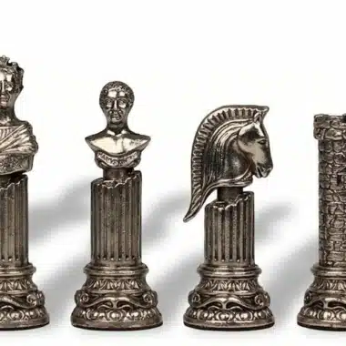 Quatre pièces d'échecs argentées figurant roi, dame, cavalier et tour, gros plan
