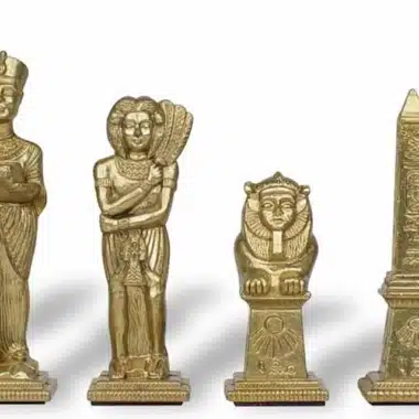 Gouden schaakstukken met Egyptisch thema, koning, dame, sfinx en obelisk