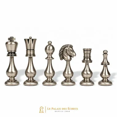 Zilverkleurige stukken van massief messing: koning, pion, paard en toren van het Grand Oriental schaakspel