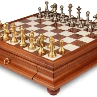 Set "Large Staunton II" Schaakbord op Voet van Hout en Toscaans Albast en Staunton Schaakspel in Messing