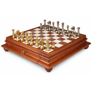 Compleet schaakspel Large Staunton II met schaakbord op voet en gouden en zilveren messing stukken