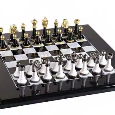 Staunton Design II Set – Gelakt Houten Schaakbord & Schaakspel in Massief Metaal, Zwart-Wit Gelakt