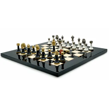 Esdoorn schaakbord met Staunton Design IV stukken, close-up van de lopende partij