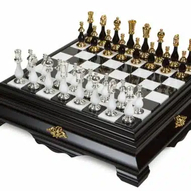 Luxe Art Deco Set: Schaakbord op Voet Zwart en Wit met Marmeren Speelvlak van Carrara, Opbergruimte en Schaakstukken Zwart-Wit met 24-Karaats Goud