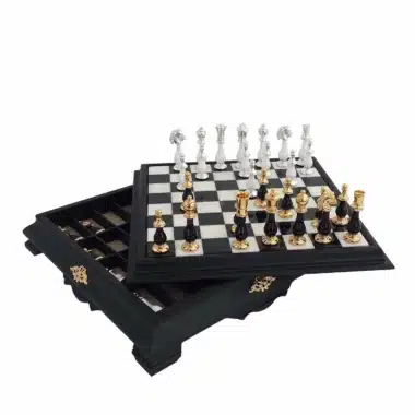Alternative view of Luxe Art Deco Set: Schaakbord op Voet Zwart en Wit met Marmeren Speelvlak van Carrara, Opbergruimte en Schaakstukken Zwart-Wit met 24-Karaats Goud