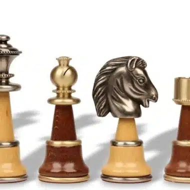 Detail van tweekleurige Staunton-stukken in messing en hout met gebeeldhouwd paard