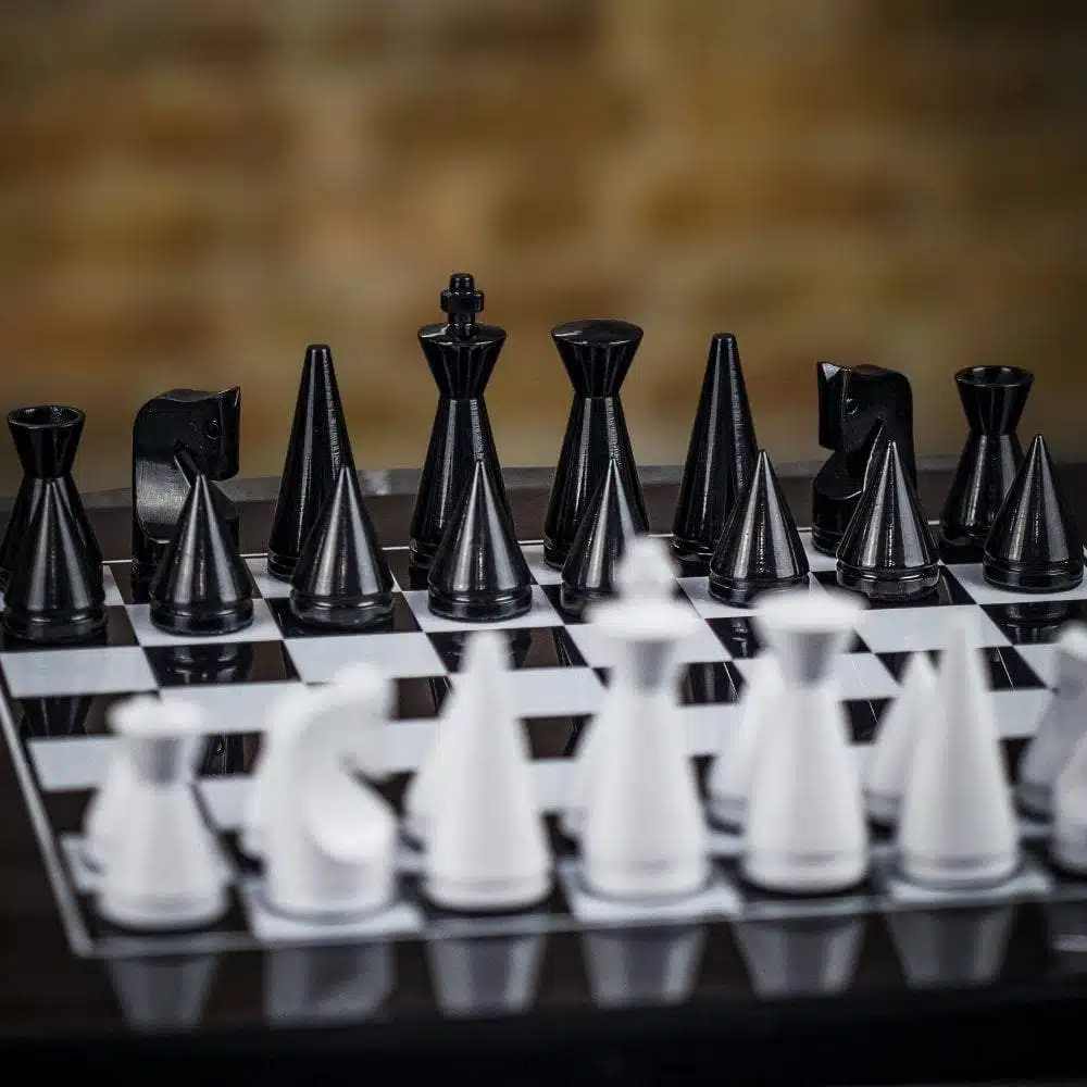 Set Piramide Modern Zwart Schaakbord in Massief Zwart Gelakt Hout & Schaakspel in Massief Zwart en Wit Gelakt Hout - Afbeelding 4