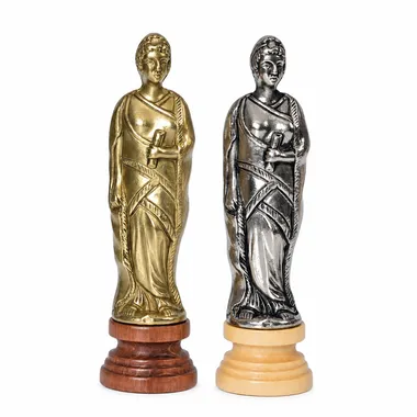 Dames van het schaakspel César, gouden en zilveren versie tegenover elkaar