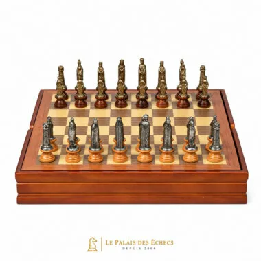 Medieval II compleet schaakspel met houten bord en massief metalen stukken, totaalaanzicht