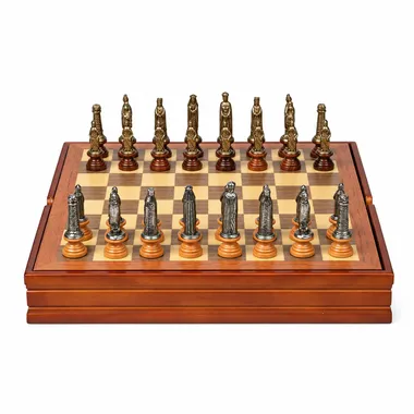 Medieval II compleet schaakspel met houten bord en massief metalen stukken, totaalaanzicht