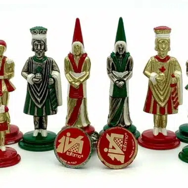 Camelot schaakstukken van beschilderd metaal, koningen en dames in rood en groen