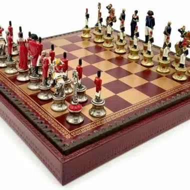 Napoleon III-set: Schaakbord in Rood Kunstleer en Handbeschilderd Metalen Schaakspel
