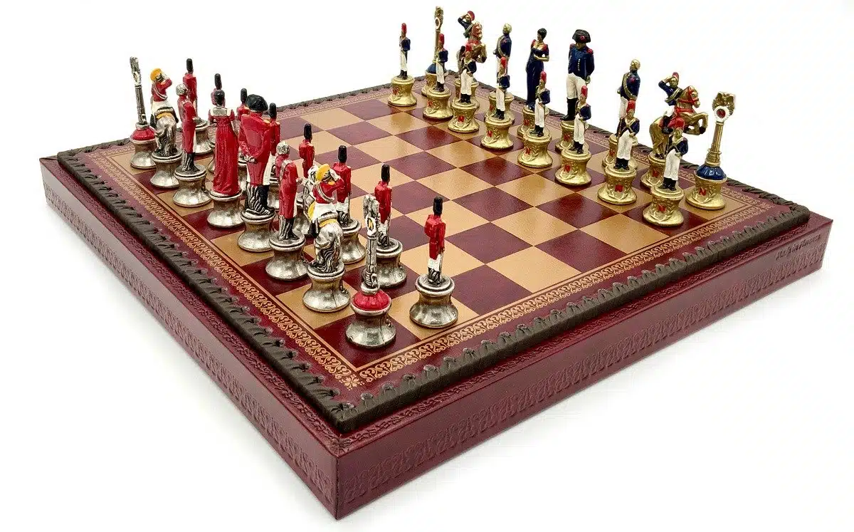 Napoleon III-set: Schaakbord in Rood Kunstleer en Handbeschilderd Metalen Schaakspel
