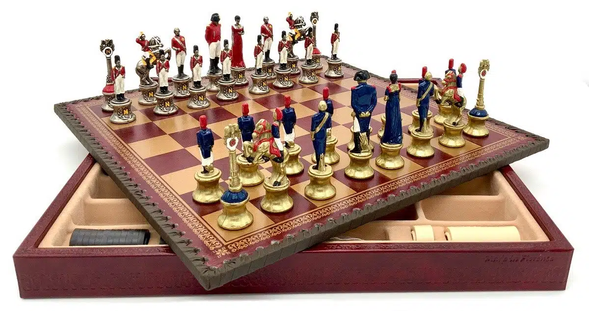 Napoleon III-set: Schaakbord in Rood Kunstleer en Handbeschilderd Metalen Schaakspel - Afbeelding 2