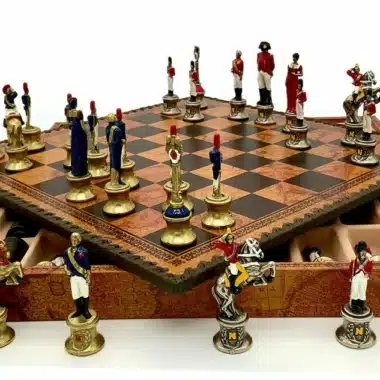 Pièces Napoléon III en formation sur l'échiquier, coffret ouvert en arrière-plan