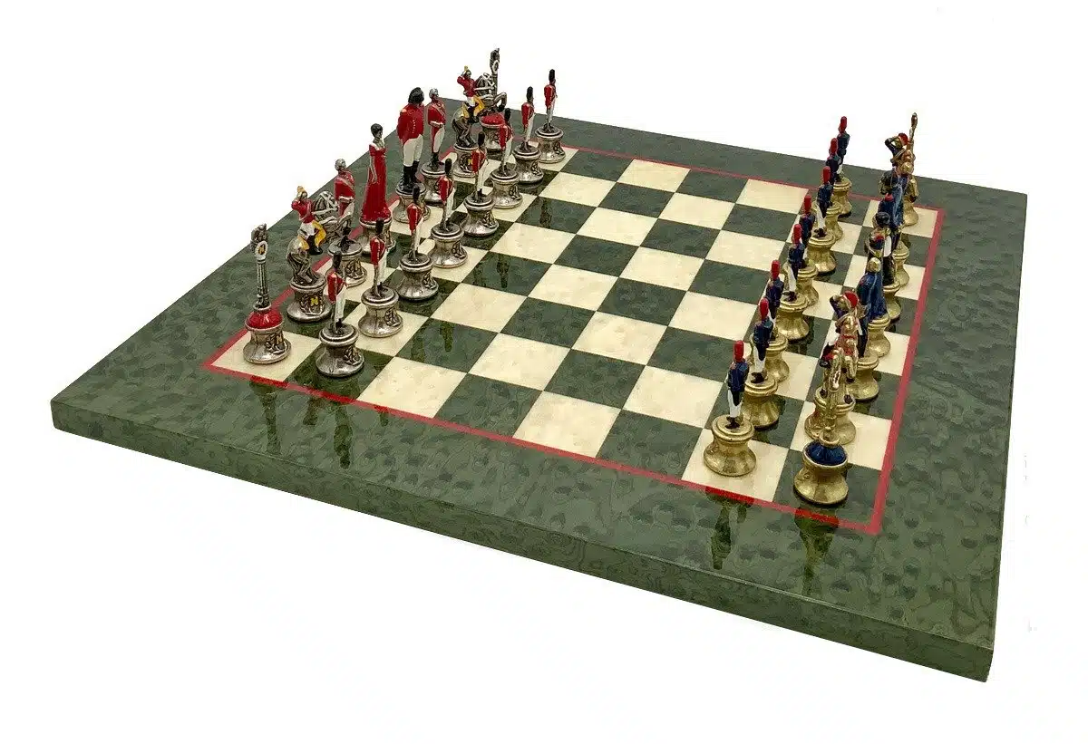 Luxe Napoleon III Set: Schaakbord van Esdoornhout in Glanzend Gemarmerd Groen met Handbeschilderd Metalen Schaakspel