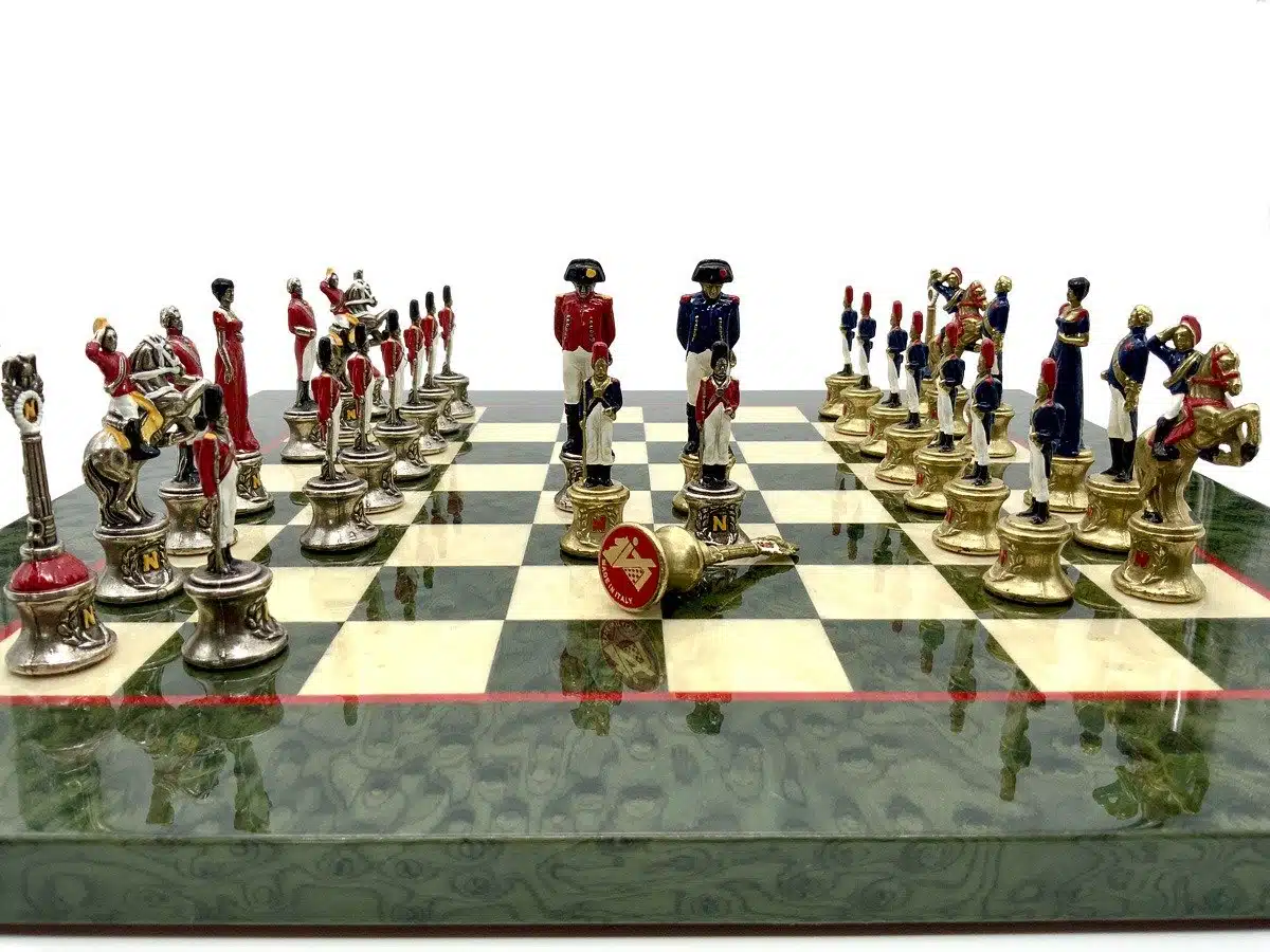 Luxe Napoleon III Set: Schaakbord van Esdoornhout in Glanzend Gemarmerd Groen met Handbeschilderd Metalen Schaakspel - Afbeelding 2