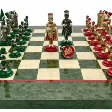 Alternative view of Camelot Koning Arthur Set Schaakbord in Esdoornhout Olijfgroen & Schaakspel in Massief Metaal Handgeschilderd