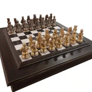 Luxe Set Middeleeuws Buste III Houten Schaakbord met Albasten Speelvlak en Schaakspel van Tin Verguld met Goud en Zilver