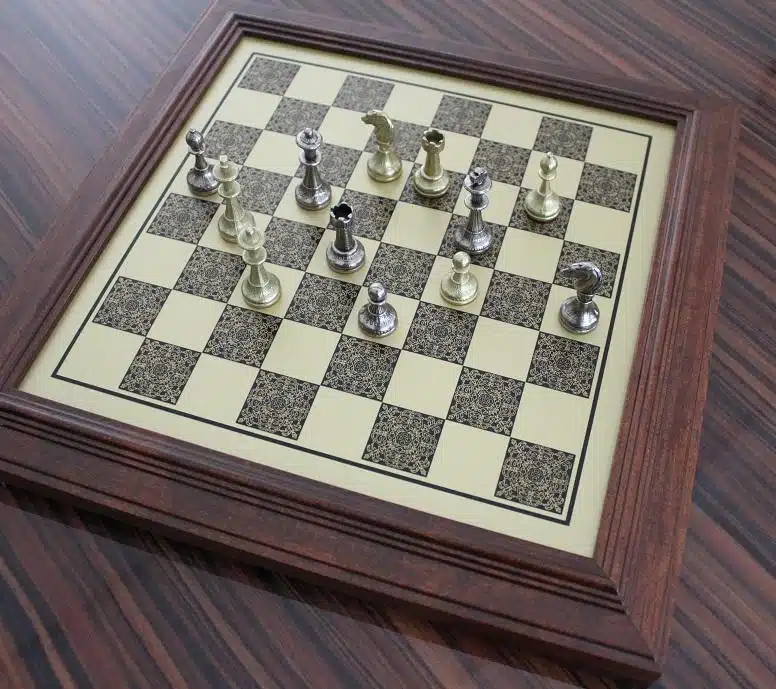 Set Mignon Flower III Schaakbord op Voet in Massief Hout met Messingeffect en Schaakspel in Massief Metaal - Afbeelding 3
