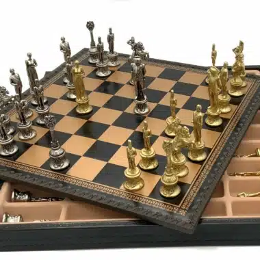 Alternative view of Napoleon-set: Schaakbord in Kunstleer & Schaakspel in Massief Metaal