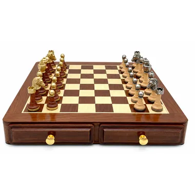 Houten schaakbord met gouden en zilveren stukken in openingsopstelling