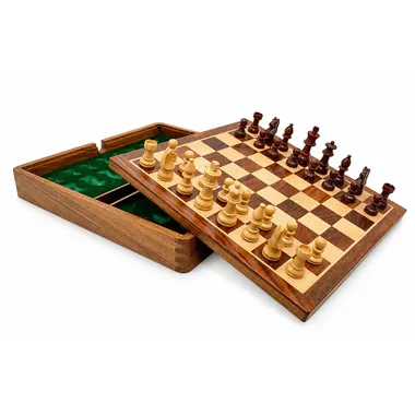 Magnetisch reisschaakspel open, houten stukken opgesteld op het bord