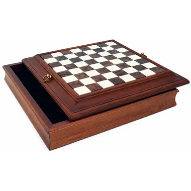 Gesloten schaakbord van massief hout en albast met ingebouwde opbergkist
