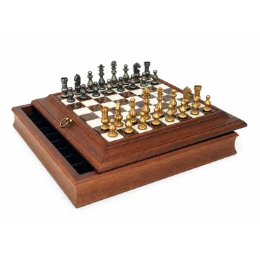 Compleet schaakspel met massief houten bord en gesloten alabasten blad