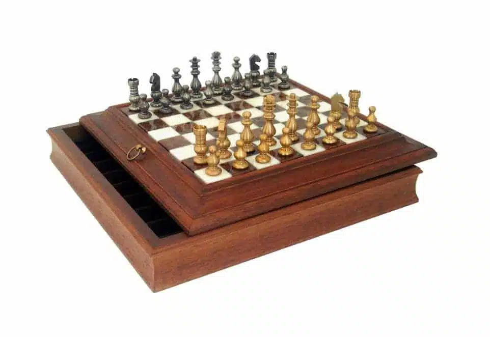 Set Franse Stijl Schaakbord in Massief Hout en Albast met Opbergruimte & Schaakspel in Massief Messing
