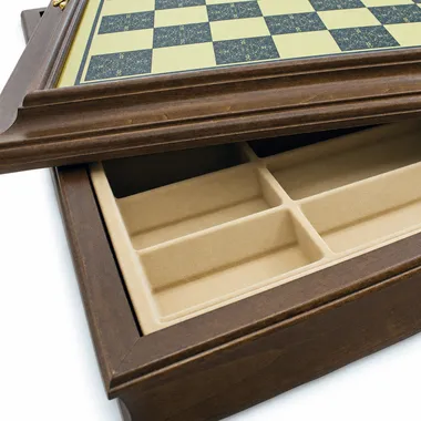 Houten schaakbord, detail van het geopende interne opbergvak