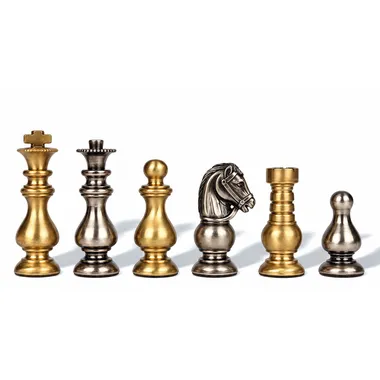 Schaakstukken van massief messing met gouden en zilveren afwerking