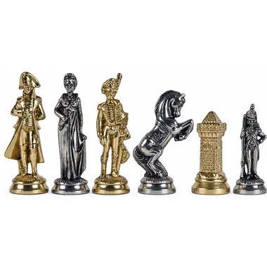 Schaakstukken Grand Napoléon, close-up van gouden en zilveren figuren