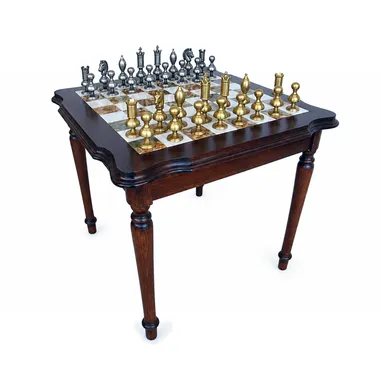 Houten schaaktafel met gedraaide poten en schaakstukken van messing
