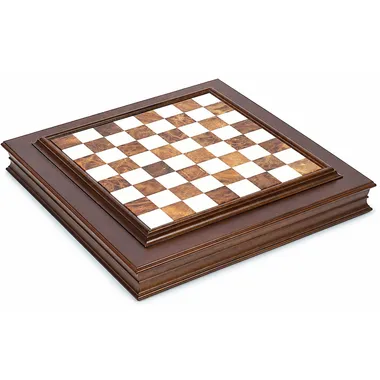 Schaakbord van massief hout en marmer schuin bekeken met opbergkist
