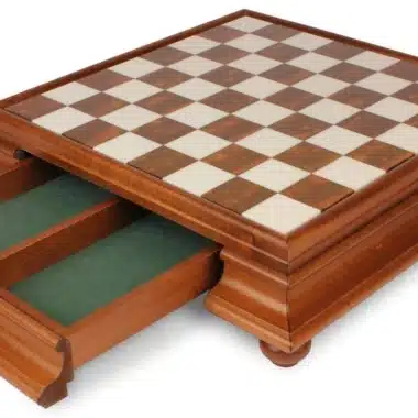 Alternative view of Schaakbord op Voet van Massief Hout met Speelvlak van Toscaans Albast en Opbergla